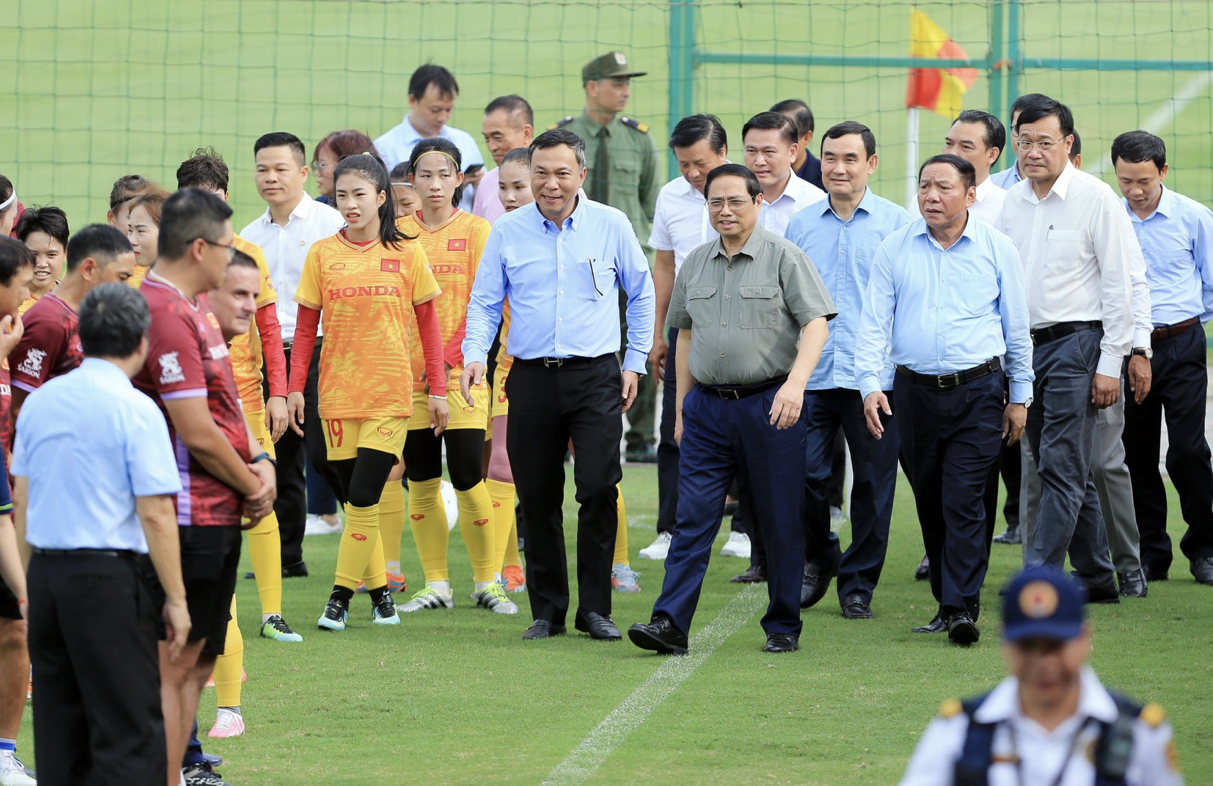 Thủ tướng Phạm Minh Chính: 'Đội tuyển nữ Việt Nam đã có trận đấu đầy cảm xúc trước đội nữ Đức' - Ảnh 1.