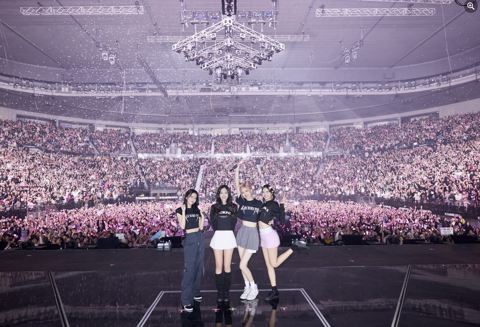 Vé máy bay nội địa cao, từ TP.HCM xem concert BlackPink ở Hà Nội  - Ảnh 1.