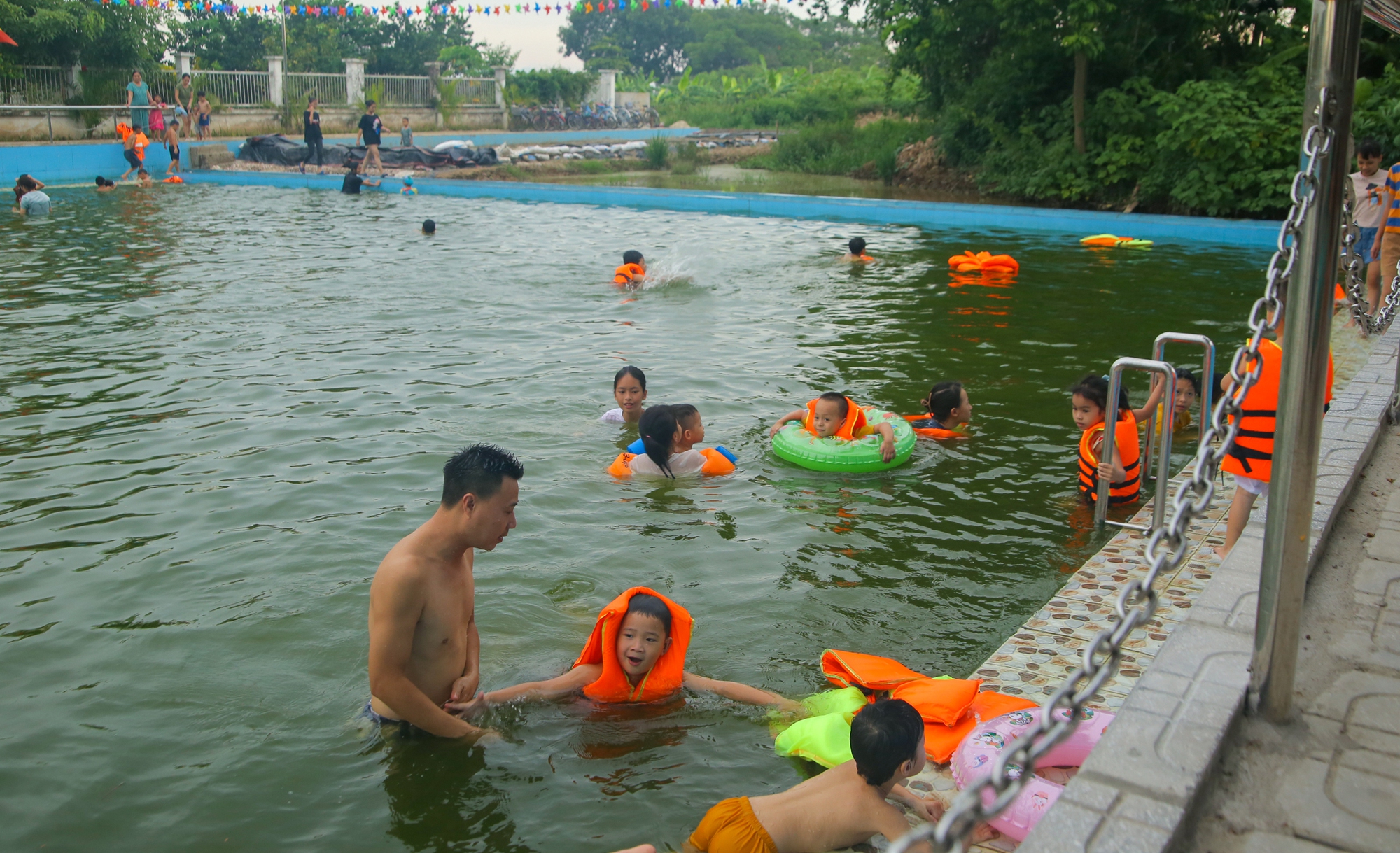 Người dân ngoại thành Hà Nội chi tiền tỉ, biến ao tù thành 'bể bơi miễn phí' - Ảnh 8.