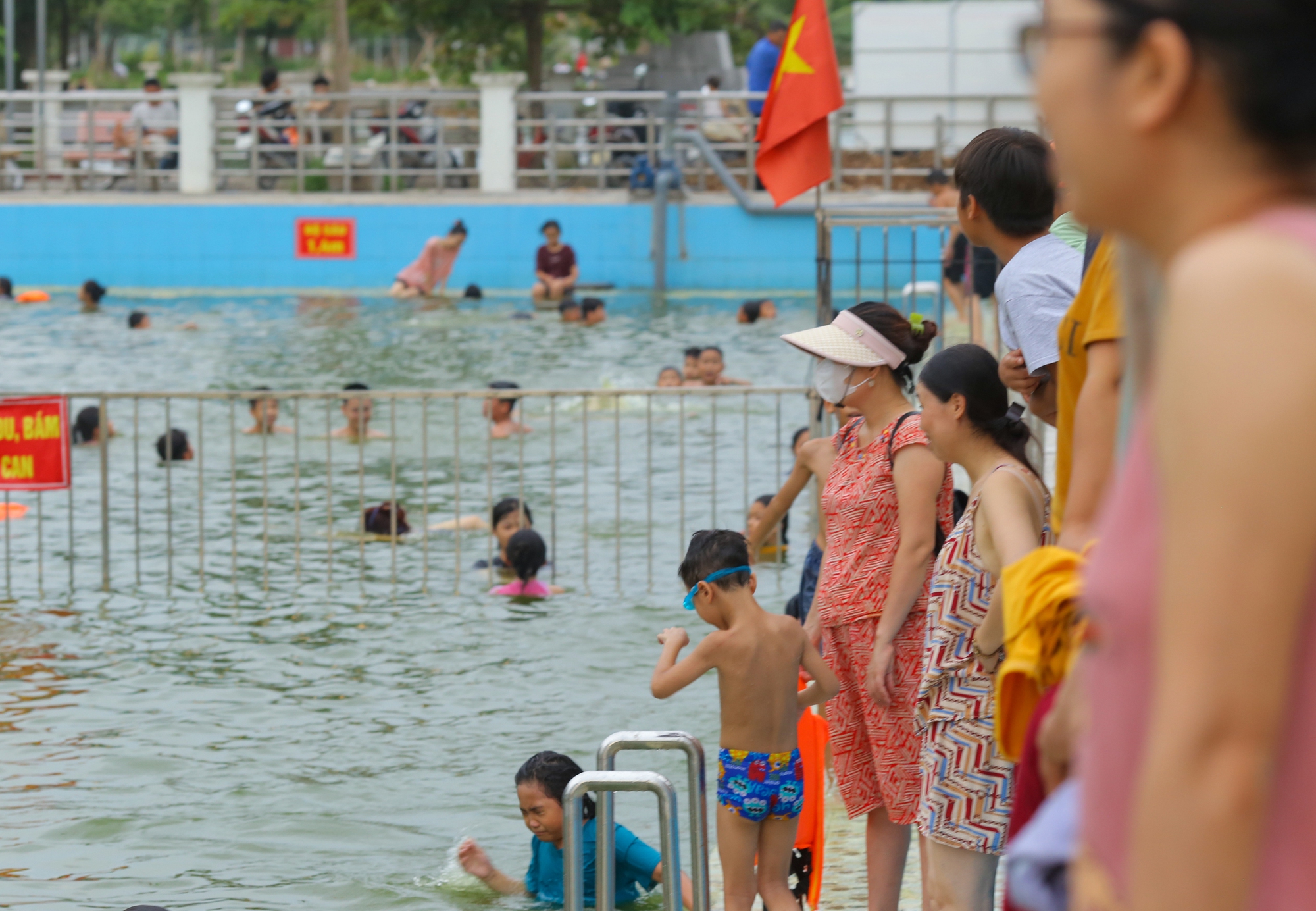 Người dân ngoại thành Hà Nội chi tiền tỉ, biến ao tù thành 'bể bơi miễn phí' - Ảnh 2.