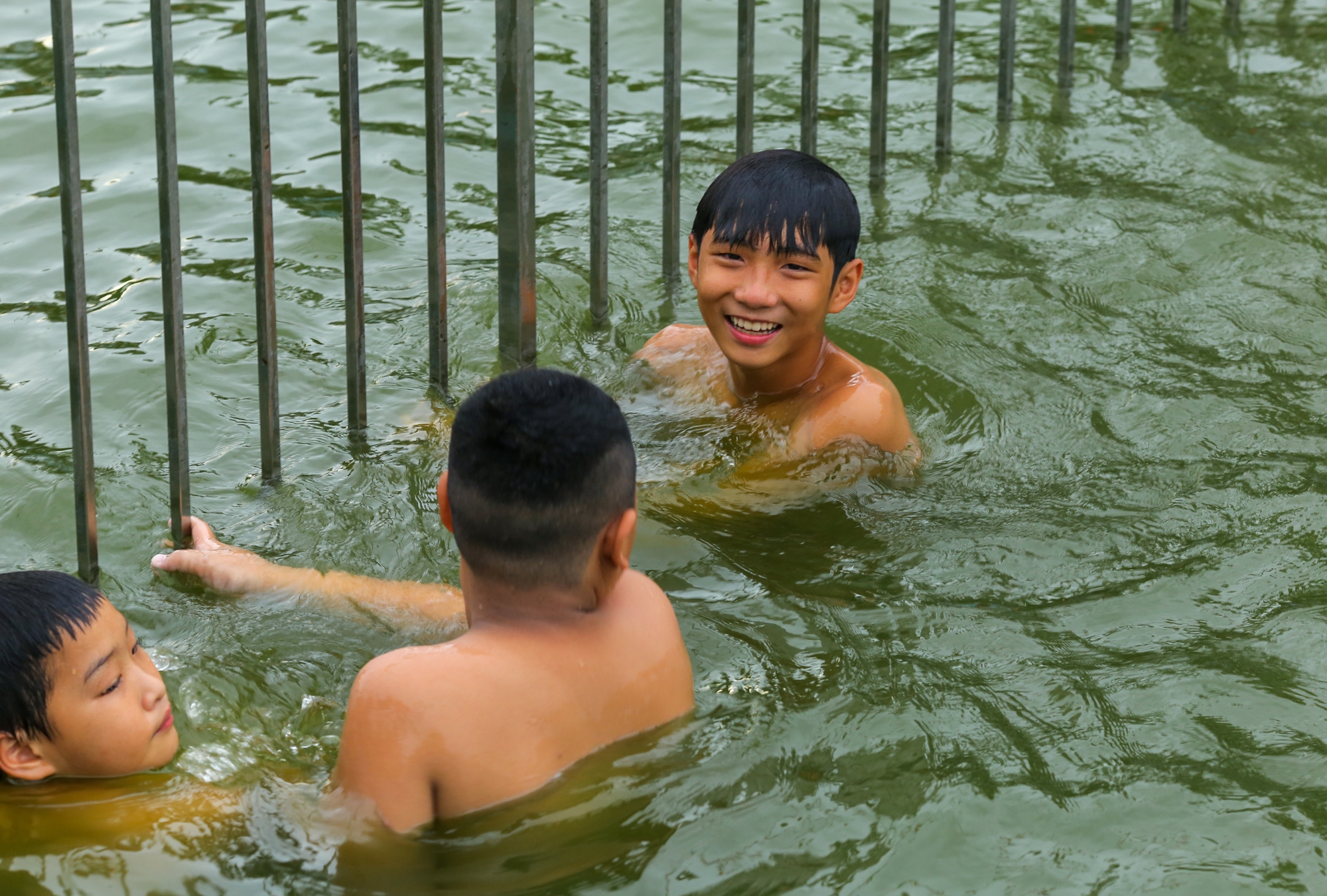 Người dân ngoại thành Hà Nội chi tiền tỉ, biến ao tù thành 'bể bơi miễn phí' - Ảnh 6.