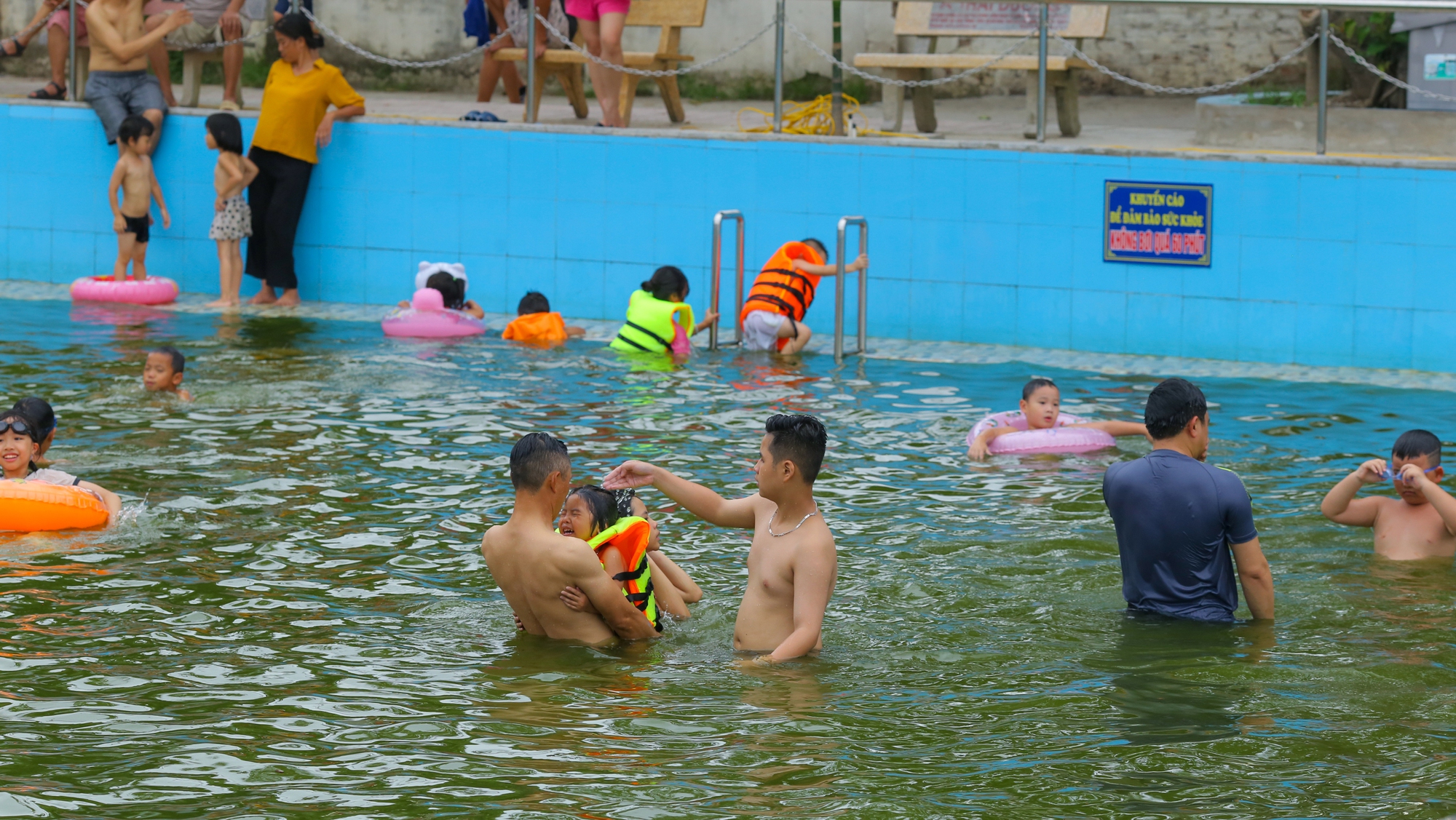 Người dân ngoại thành Hà Nội chi tiền tỉ, biến ao tù thành 'bể bơi miễn phí' - Ảnh 4.