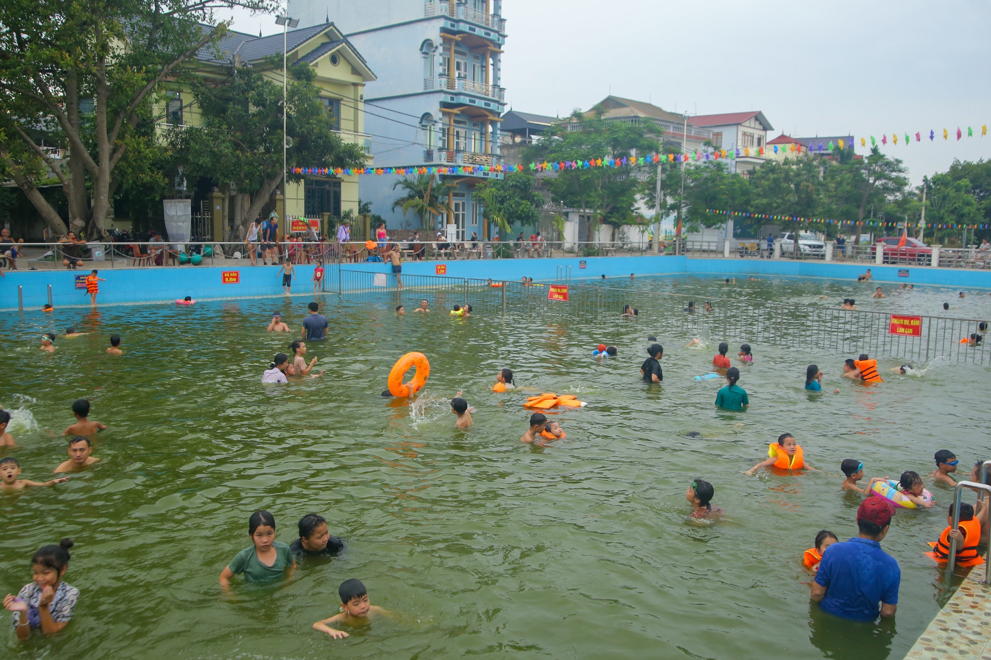 Người dân ngoại thành Hà Nội chi tiền tỉ, biến ao tù thành 'bể bơi miễn phí' - Ảnh 1.