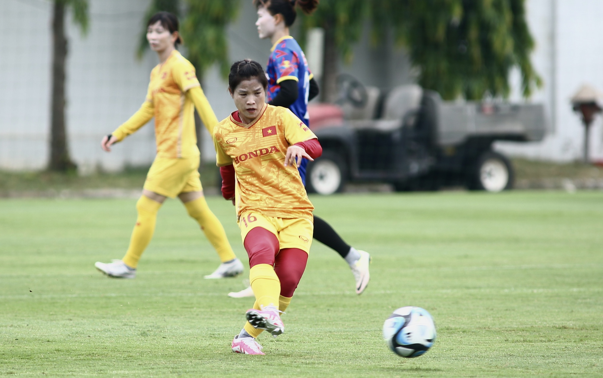 Đội tuyển nữ Việt Nam rèn quân chờ World Cup, còn thiếu 2 cầu thủ - Ảnh 10.