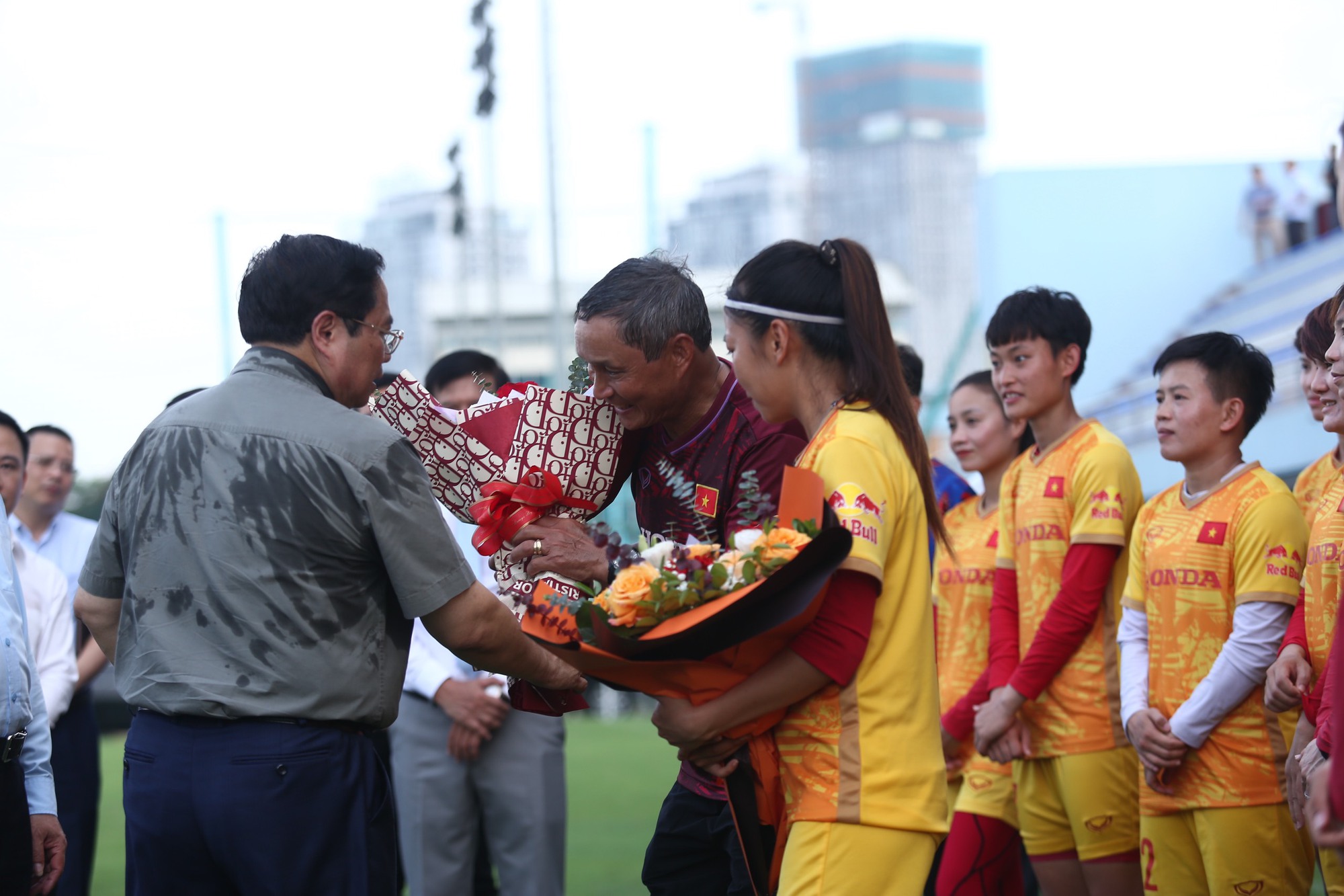 Thủ tướng Phạm Minh Chính: 'Đội tuyển nữ Việt Nam đã có trận đấu đầy cảm xúc trước đội nữ Đức' - Ảnh 7.