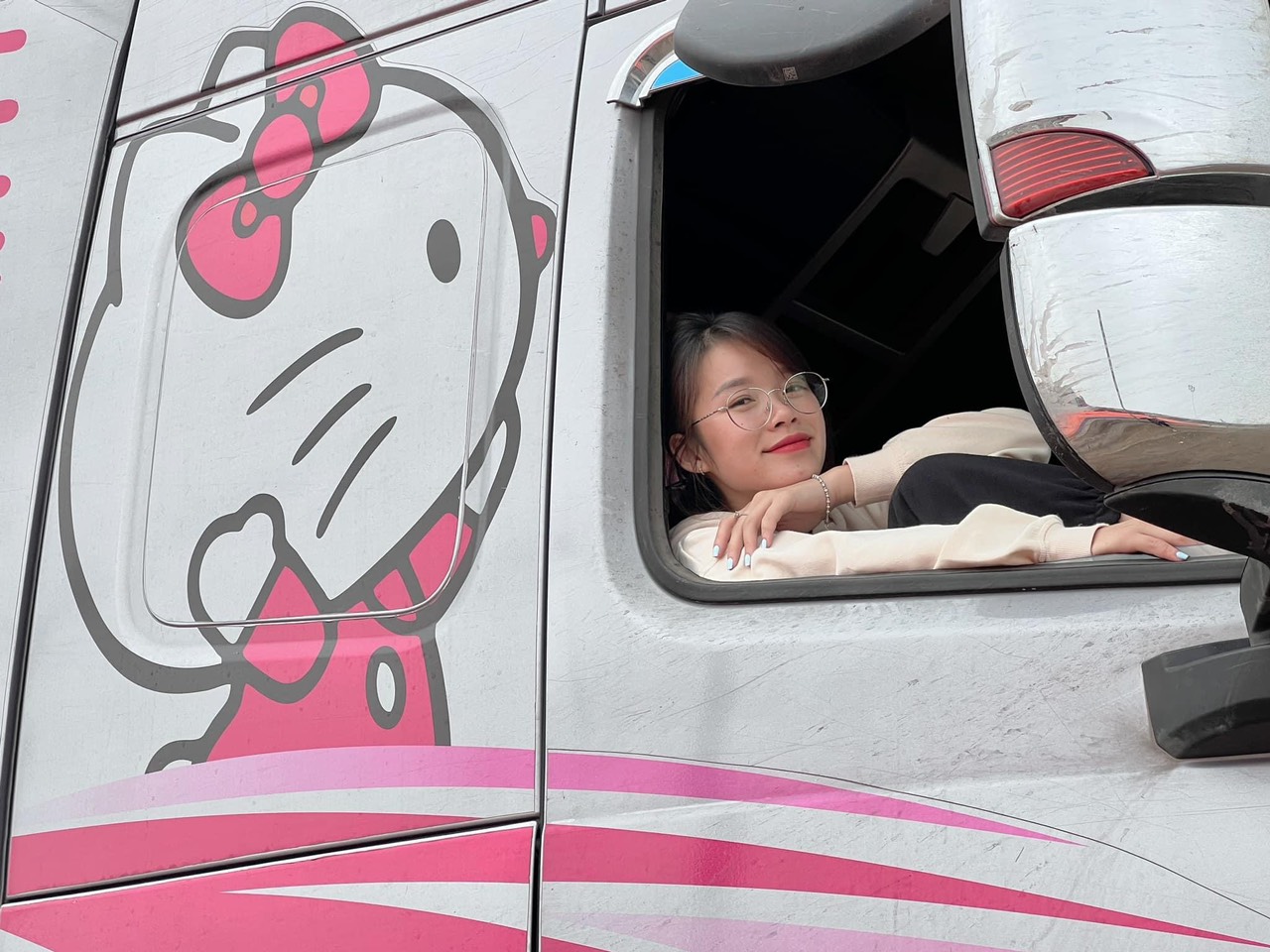 Nữ tài xế Gen Z xinh đẹp lái xe tải nặng màu hồng: Theo đuổi đam mê - Ảnh 1.