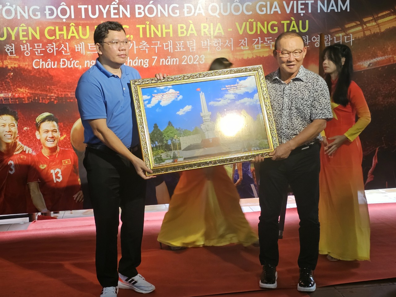 Bí thư Huyện ủy Châu Đức Hoàng Nguyên Dinh trao tặng quà cho HLV Park Hang-seo