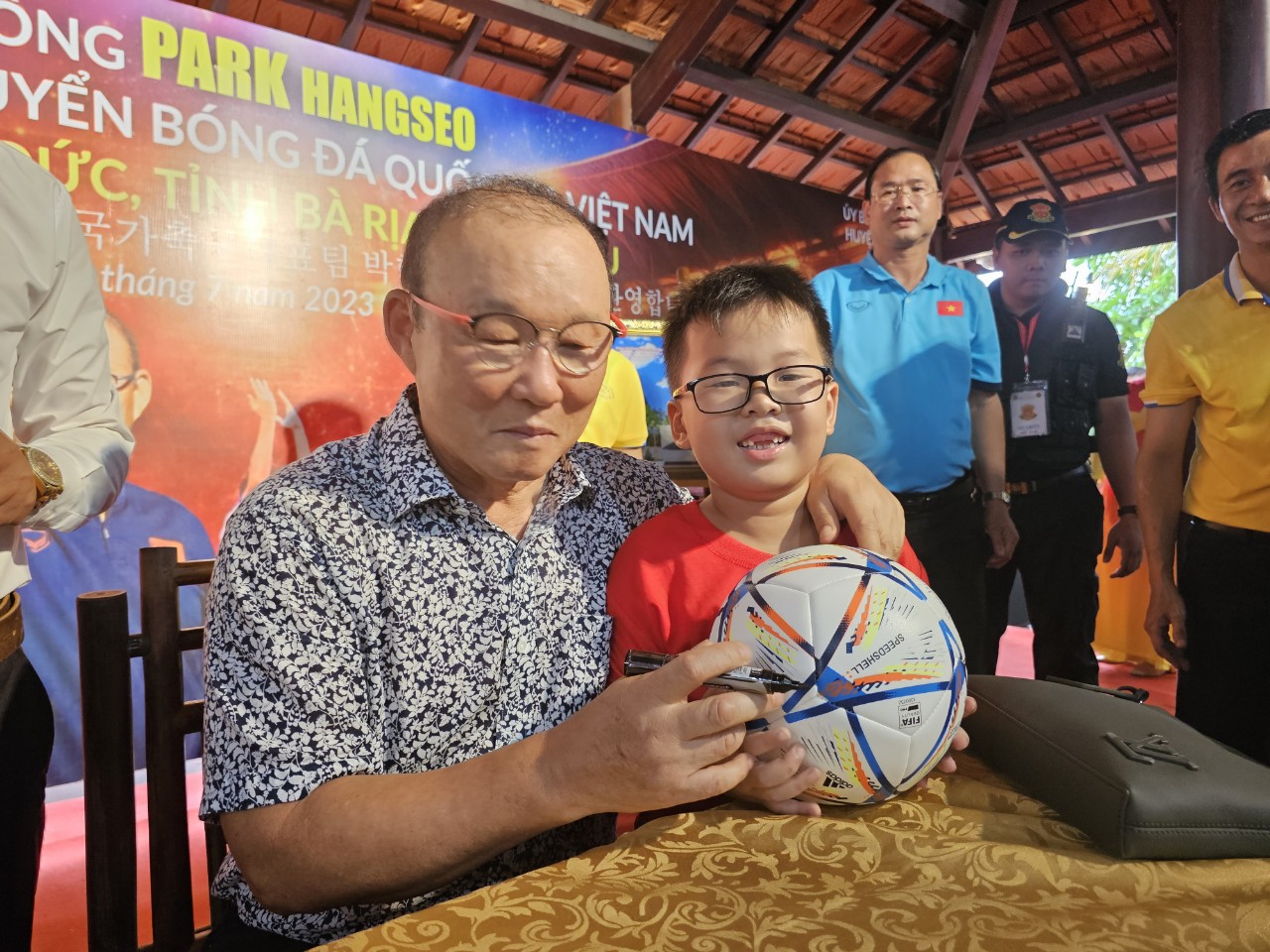 HLV Park Hang-seo ký tặng cho trẻ em tại huyện Châu Đúc, tỉnh Bà Rịa - Vũng Tàu HLV Park Hang-seo ký tặng cho trẻ em tại huyện Châu Đúc,ườiđạidiệntiếtlộđiềubấtngờvềCLBTPHCMchiêumộ<strong>ty le world cup</strong> tỉnh Bà Rịa - Vũng Tàu
