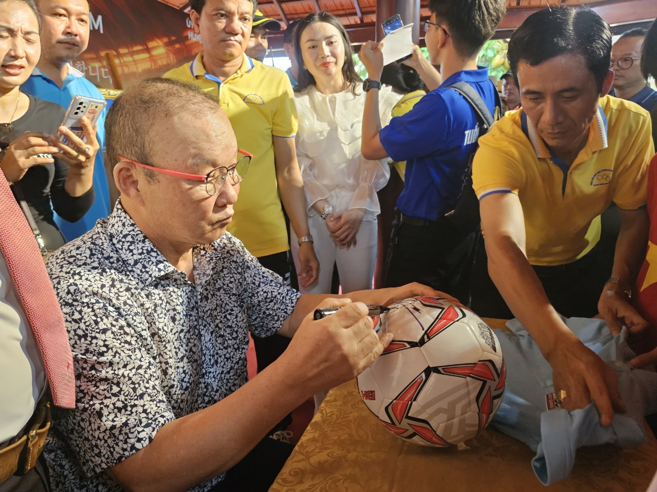 Ông Park gây sốt ở huyện yêu bóng đá tỉnh Bà Rịa – Vũng Tàu - Ảnh 11.