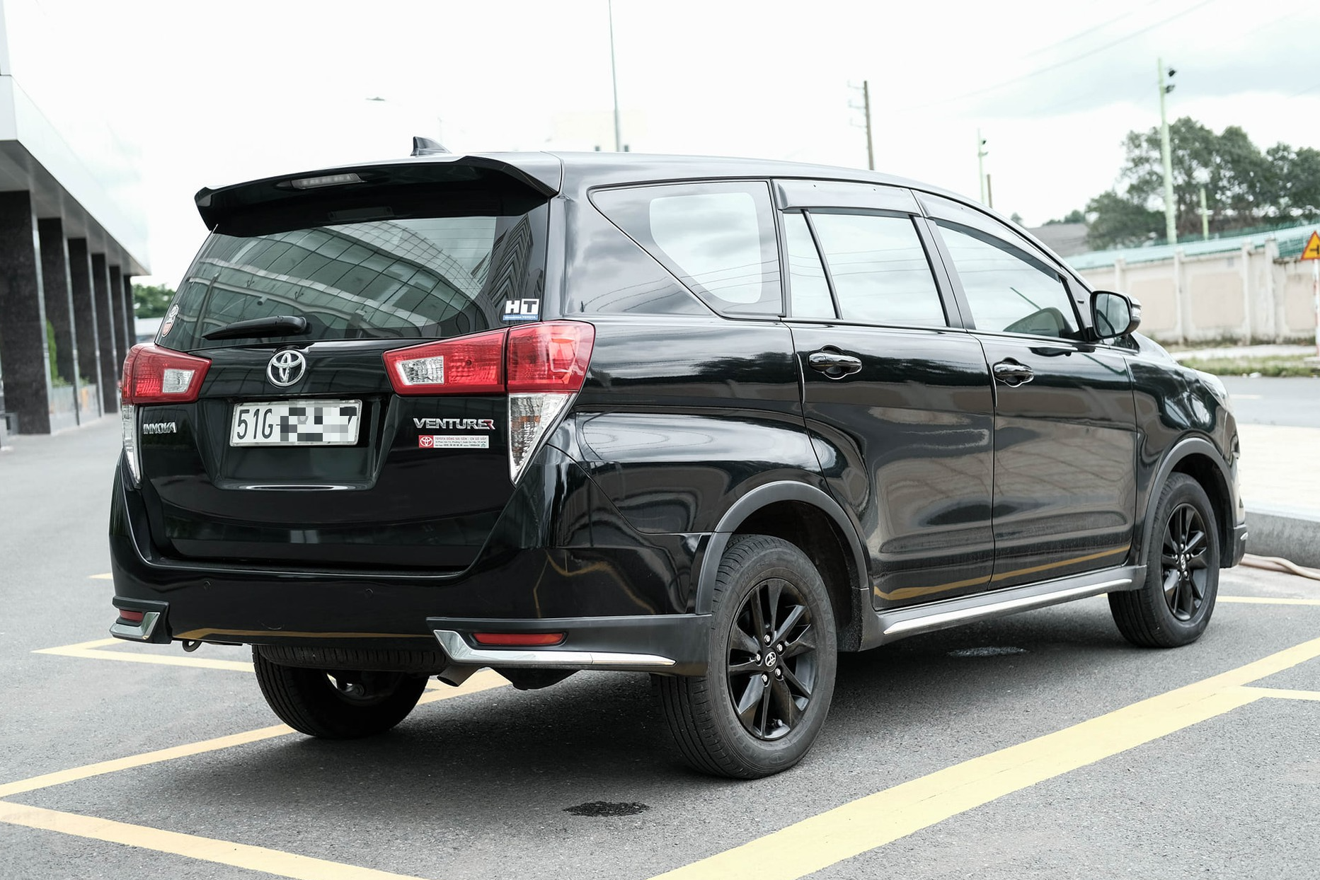 Xe cũ Toyota Innova Venturer tại Việt Nam, tưởng quen mà lạ - Ảnh 2. Xe cũ Toyota Innova Venturer tại Việt Nam, tưởng quen mà lạ - Ảnh 2.
