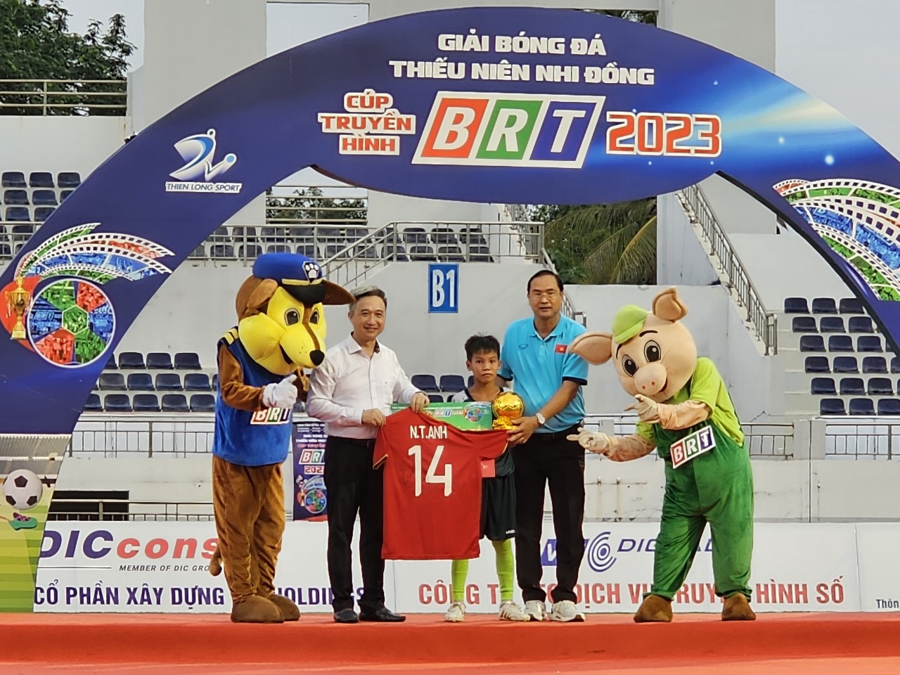 Phó chủ tịch UBND tỉnh Bà Rịa – Vũng Tàu Đặng Minh Thông trao thưởng ở giải bóng đá thiếu niên nhi đồng - Cúp BRT