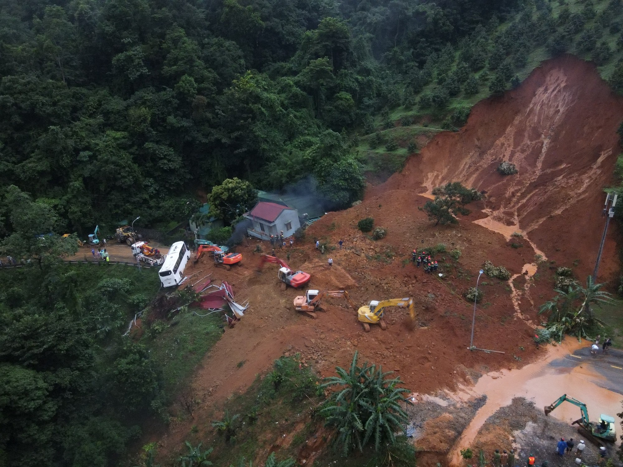 Phó thủ tướng Trần Lưu Quang: Không để trường hợp sạt lở tương tự xảy ra - Ảnh 3.