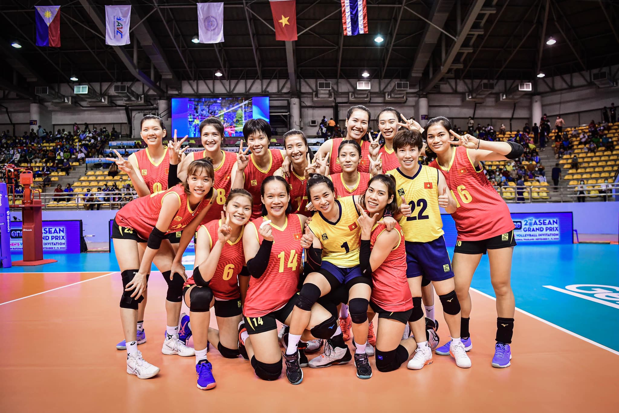 The Vietnamese women’s volleyball team plays a friendly match against ...