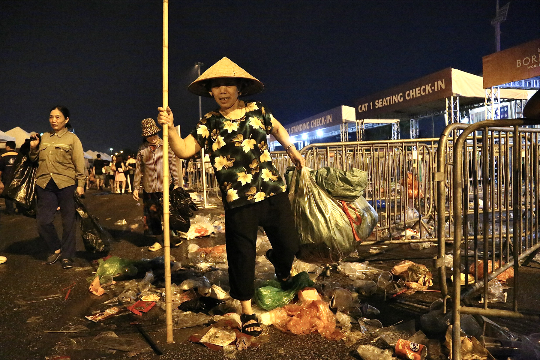Sân Mỹ Đình 'ngập' rác, công nhân gồng mình dọn dẹp sau 2 đêm diễn của BlackPink - Ảnh 9.