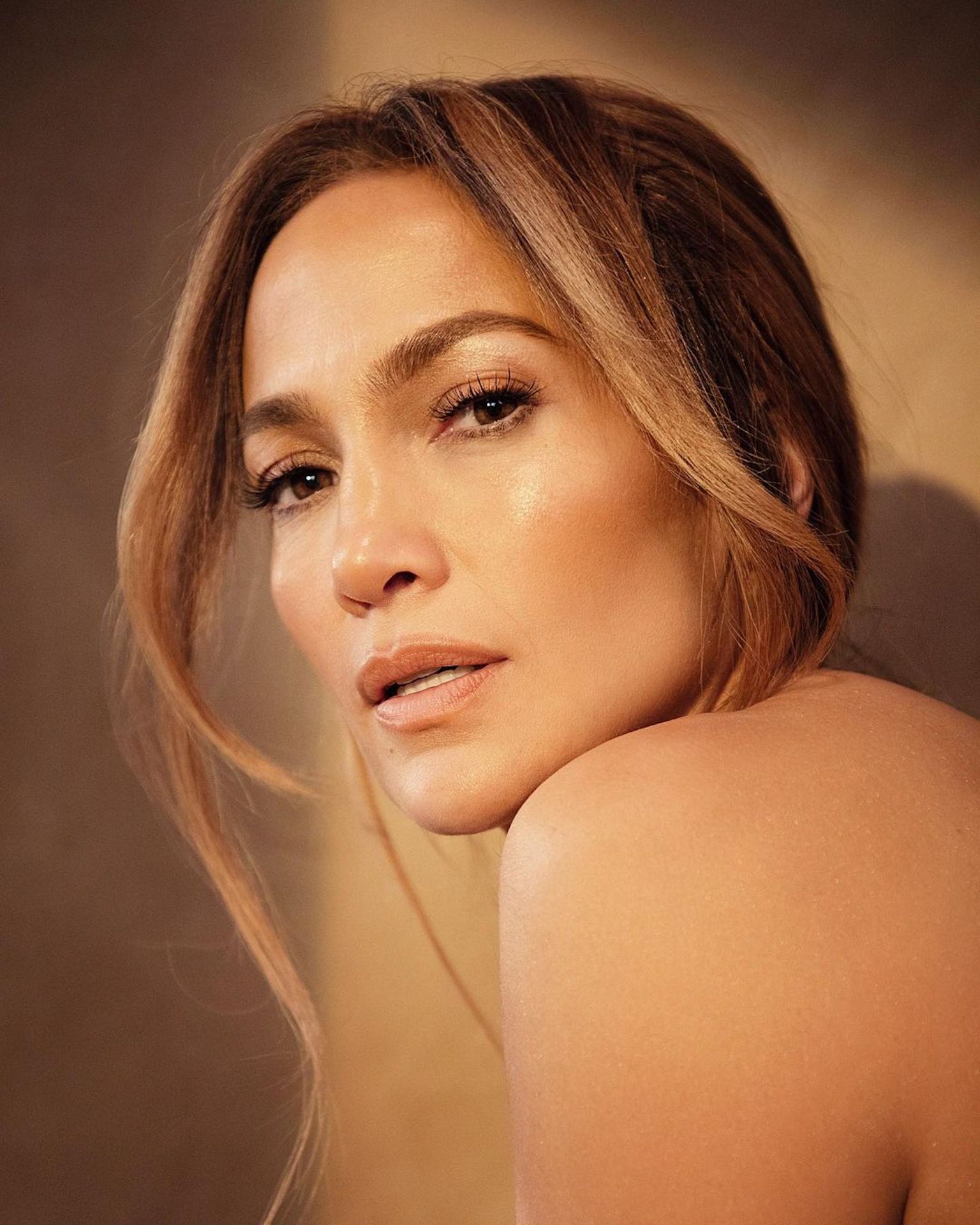 Jennifer Lopez's hot beauty at the age of 54 - Photo 1.