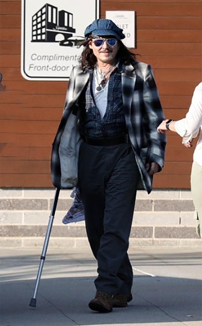 Johnny Depp Had A Leg Injury But Still Performed - News