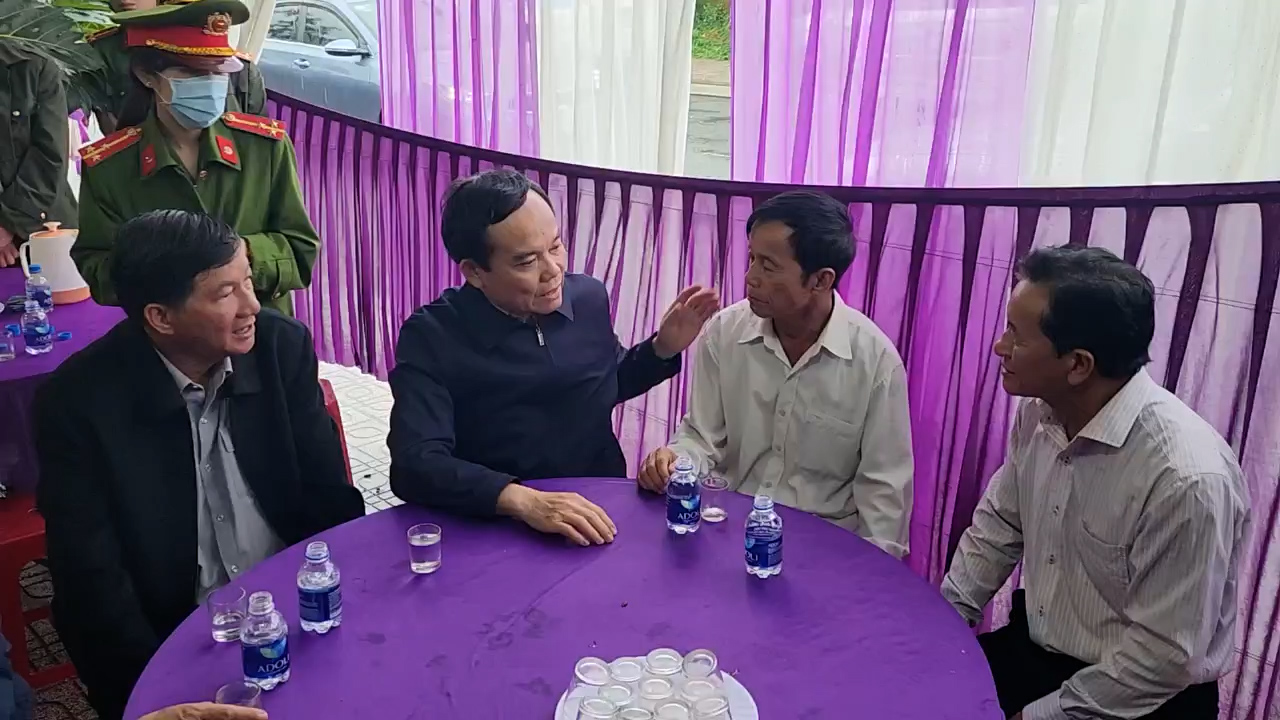Phó Thủ tướng Trần Lưu Quang khảo sát hiện trường sạt lở đèo Bảo Lộc  - Ảnh 1.