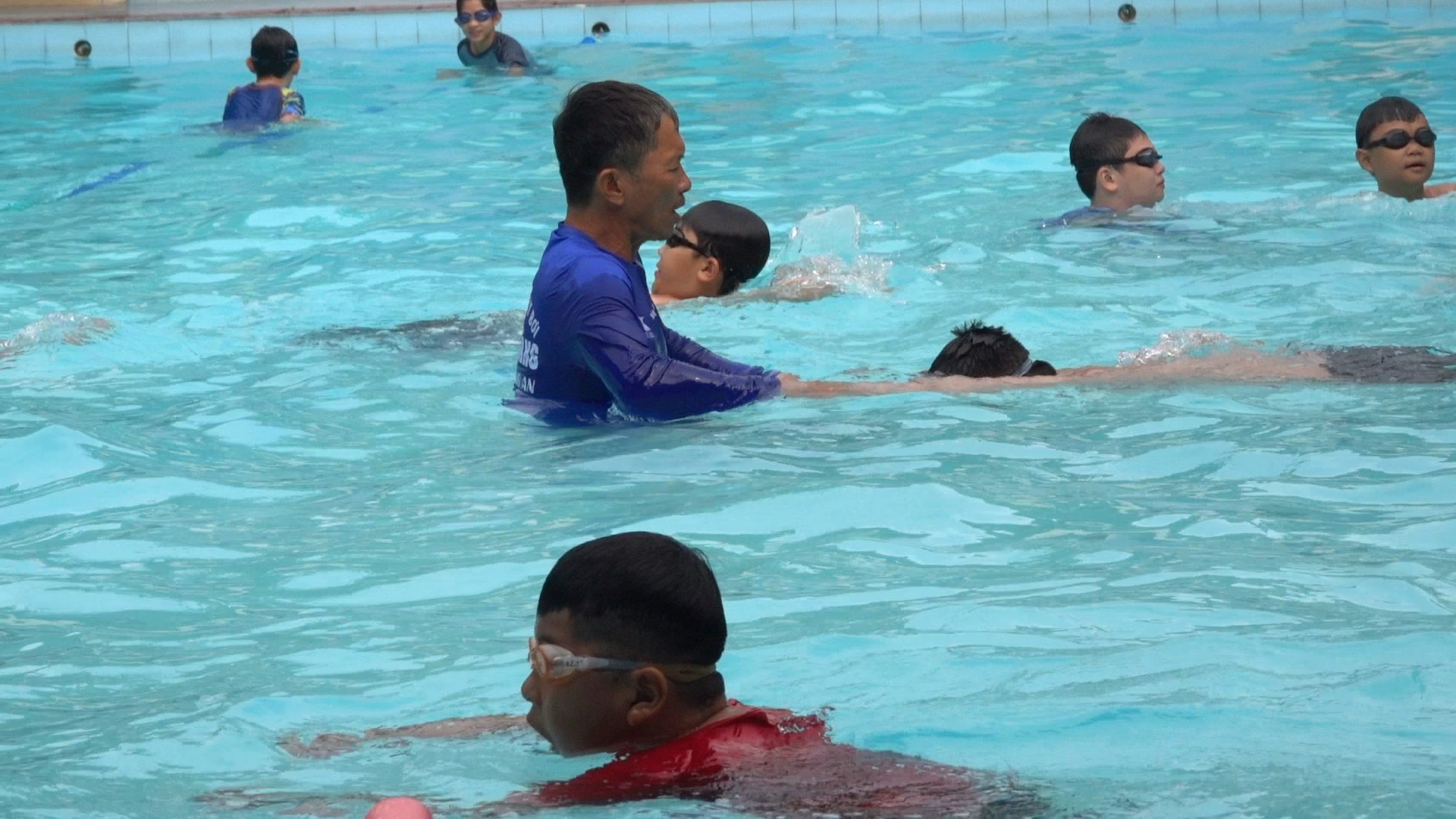 Lớp học bơi đặc biệt giữa trung tâm Cần Thơ: Con khoái, hết sợ nước rồi! - Ảnh 1.