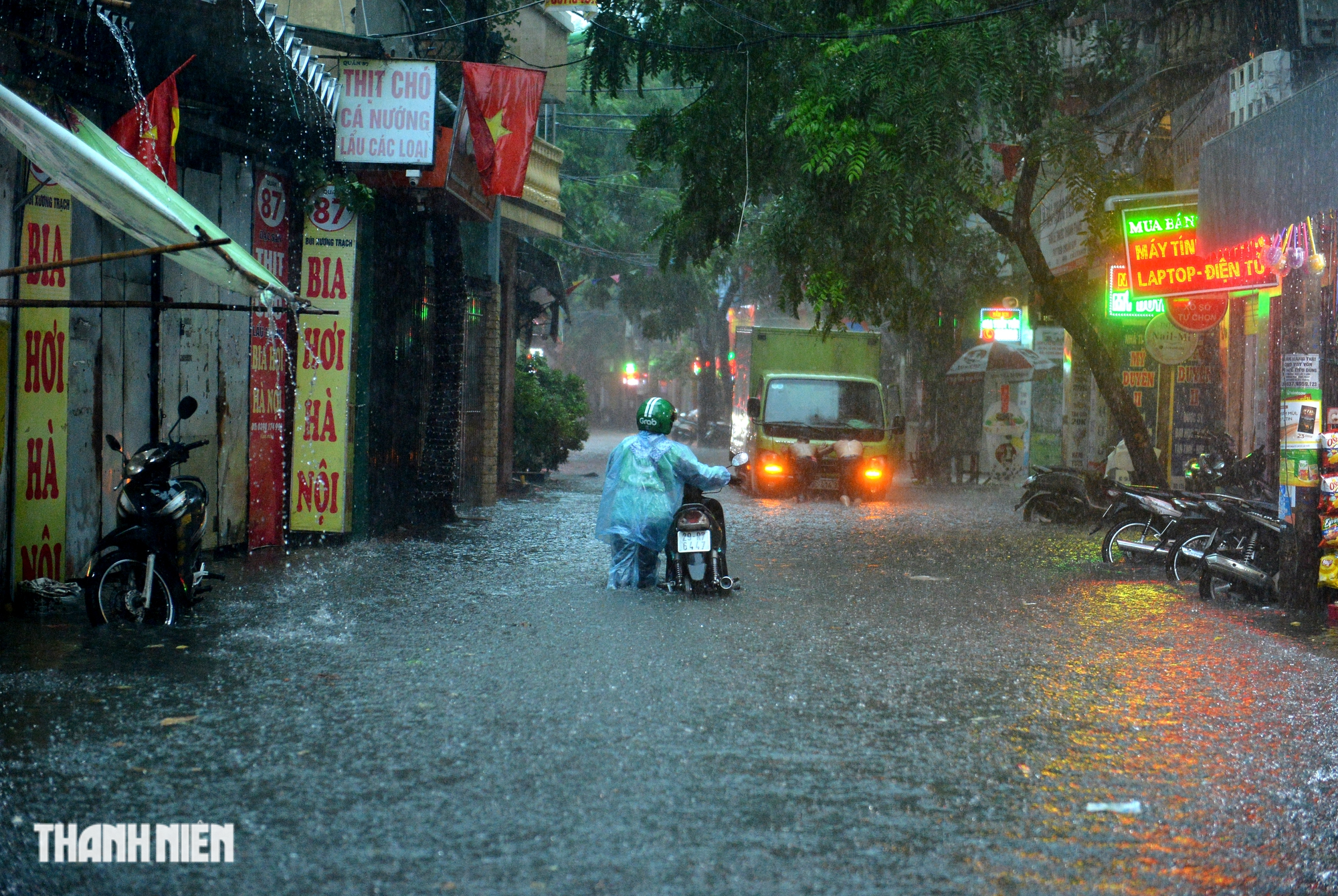 Hà Nội 'ngập như sông' sau mưa lớn, người dân khổ sở nhích từng mét trên đường - Ảnh 3.