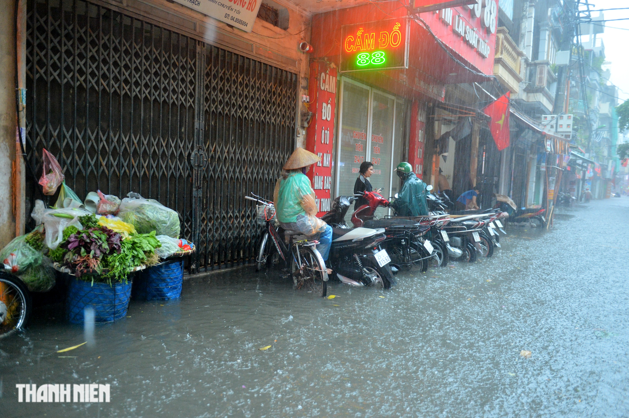 Hà Nội 'ngập như sông' sau mưa lớn, người dân khổ sở nhích từng mét trên đường - Ảnh 7.
