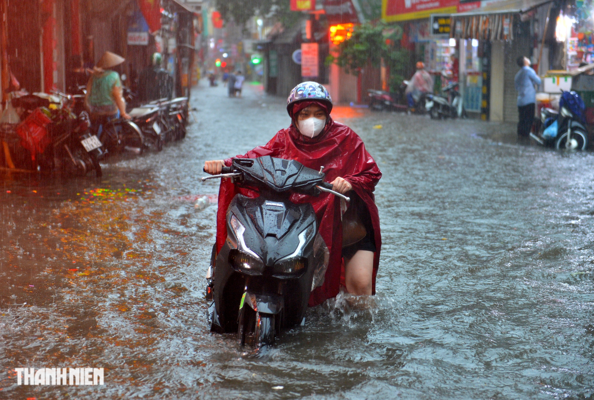 Hà Nội 'ngập như sông' sau mưa lớn, người dân khổ sở nhích từng mét trên đường - Ảnh 4.
