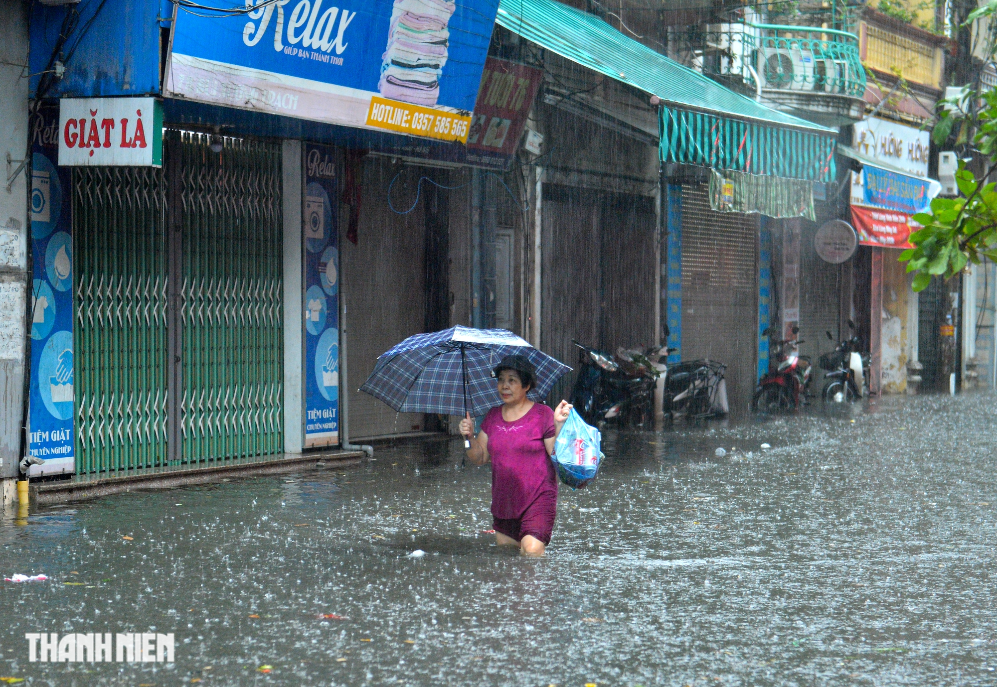 Hà Nội 'ngập như sông' sau mưa lớn, người dân khổ sở nhích từng mét trên đường - Ảnh 8.