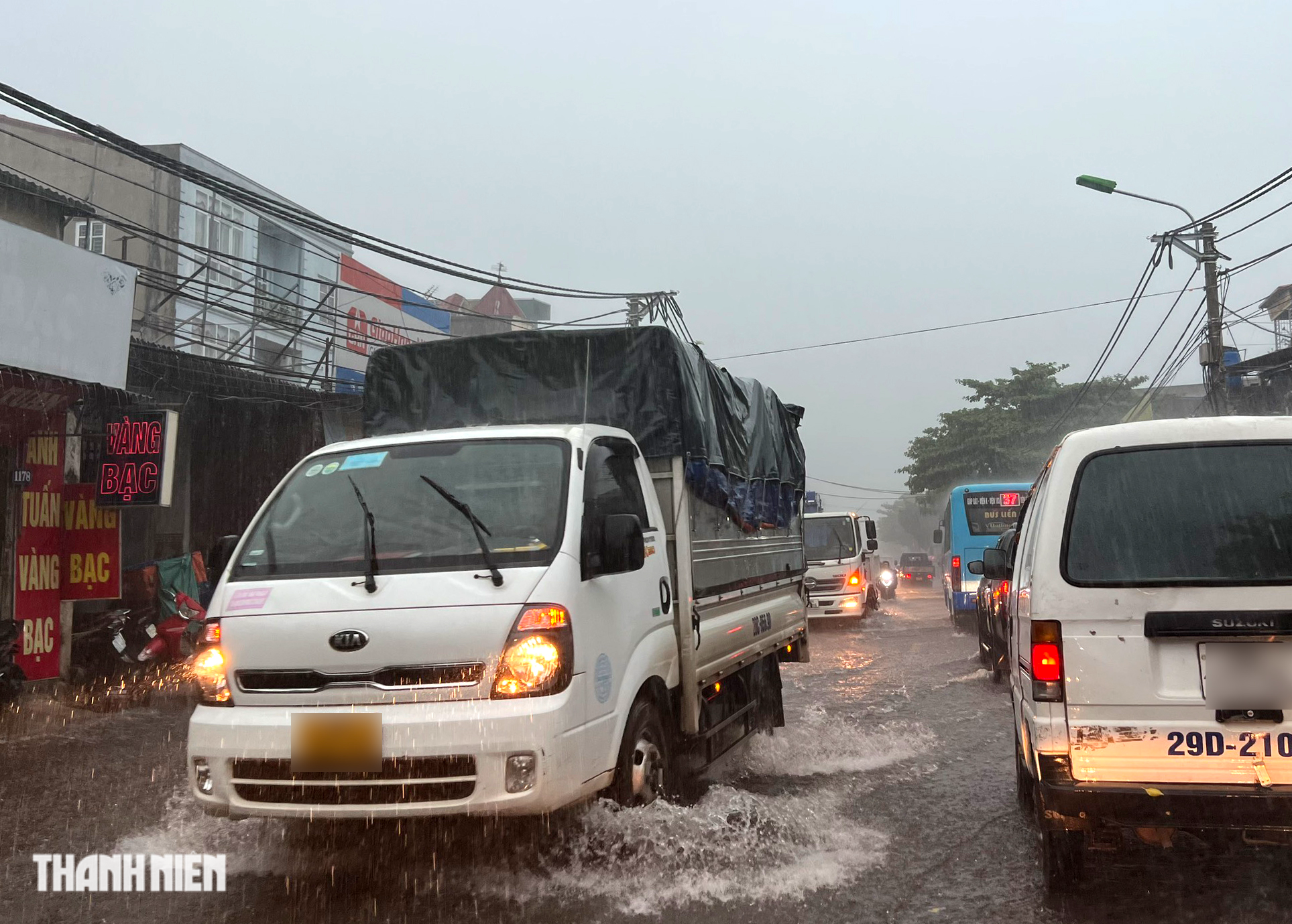 Hà Nội 'ngập như sông' sau mưa lớn, người dân khổ sở nhích từng mét trên đường - Ảnh 9.
