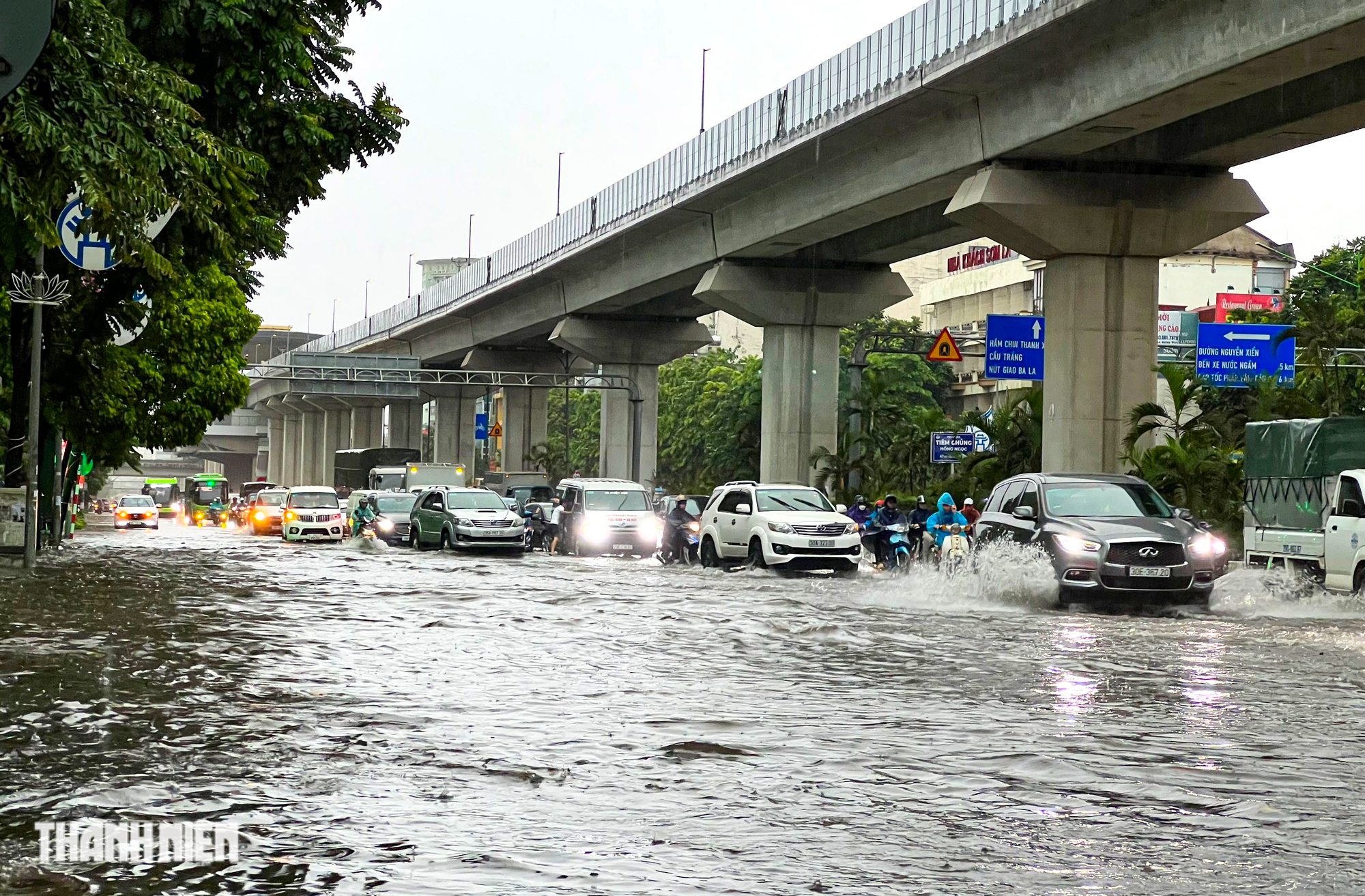 Hà Nội 'ngập như sông' sau mưa lớn, người dân khổ sở nhích từng mét trên đường - Ảnh 1.