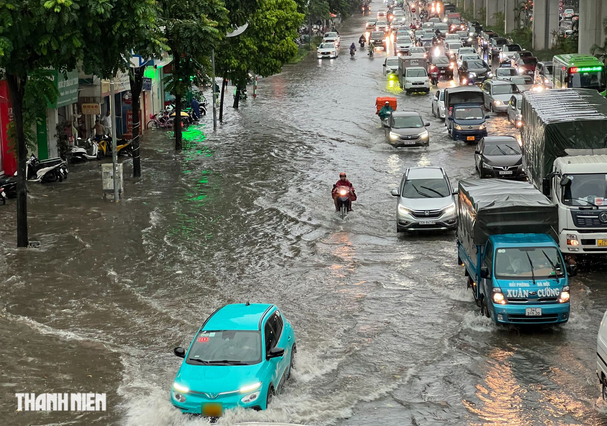 Hà Nội 'ngập như sông' sau mưa lớn, người dân khổ sở nhích từng mét trên đường - Ảnh 11.