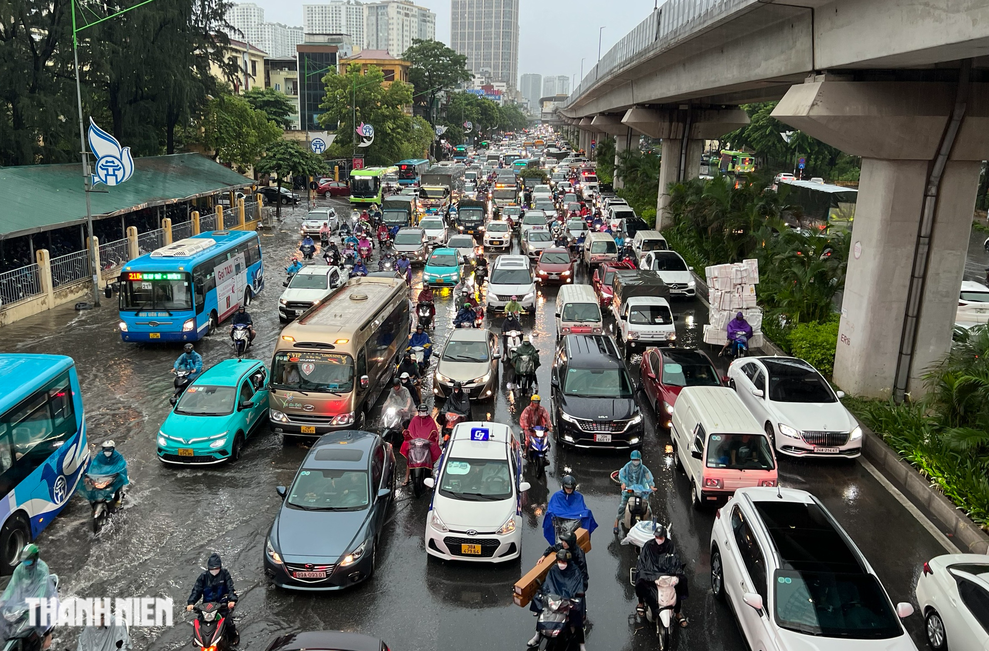 Hà Nội 'ngập như sông' sau mưa lớn, người dân khổ sở nhích từng mét trên đường - Ảnh 2.