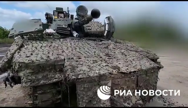 Quân đội Nga thu giữ xe bọc thép CV90 của Ukraine - Ảnh 1.