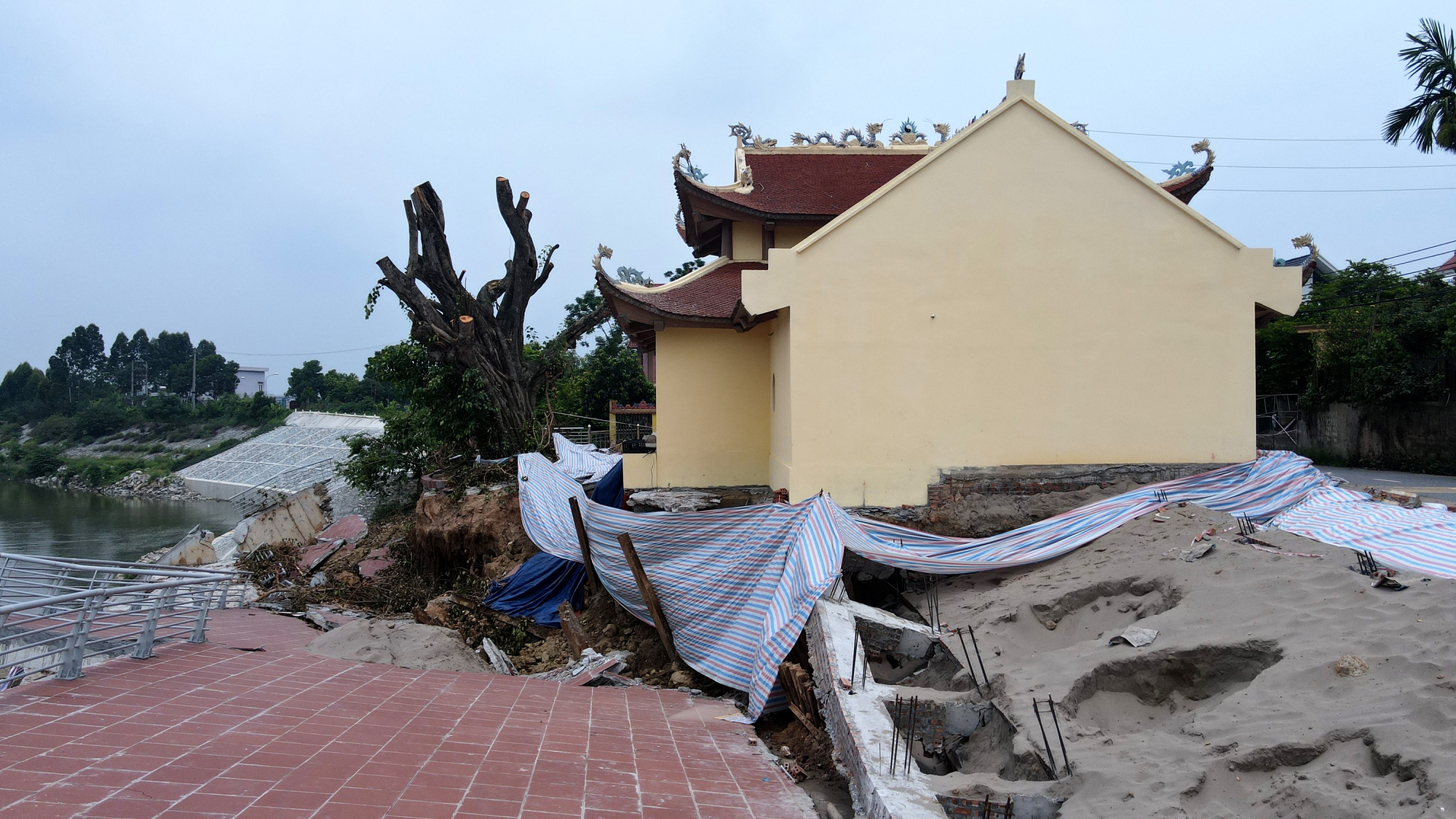 Cận cảnh công trình bờ kè ở Vĩnh Phúc vừa xây xong bị  sạt lở 100 m - Ảnh 6.