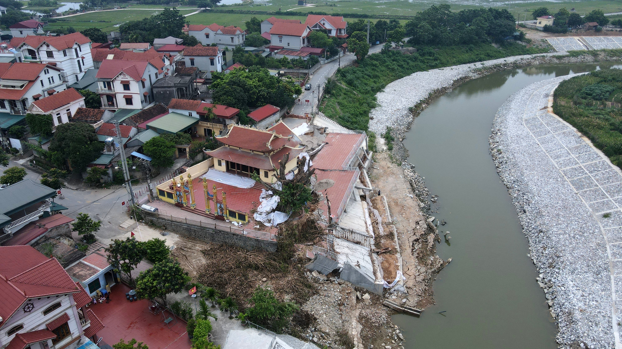 Cận cảnh công trình bờ kè ở Vĩnh Phúc vừa xây xong bị  sạt lở 100 m - Ảnh 3.