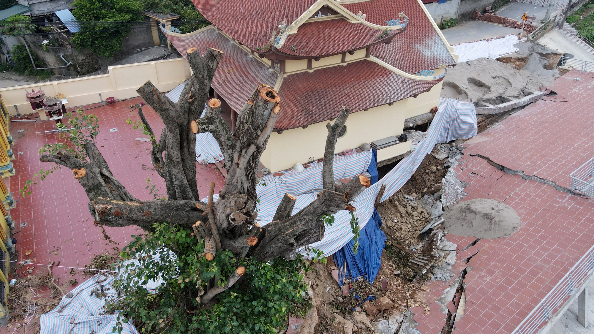 Cận cảnh công trình bờ kè ở Vĩnh Phúc vừa xây xong bị  sạt lở 100 m - Ảnh 2.