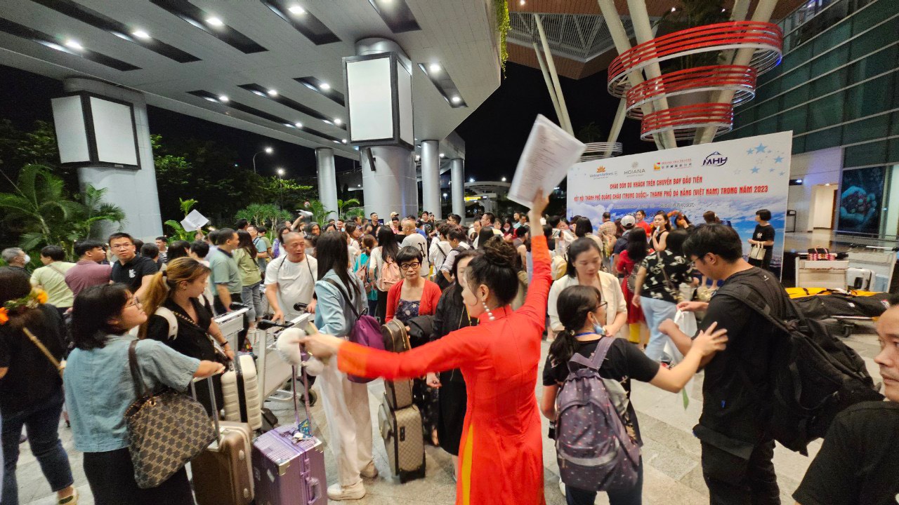 Đón chuyến bay đầu tiên đưa du khách từ Quảng Châu tới Đà Nẵng