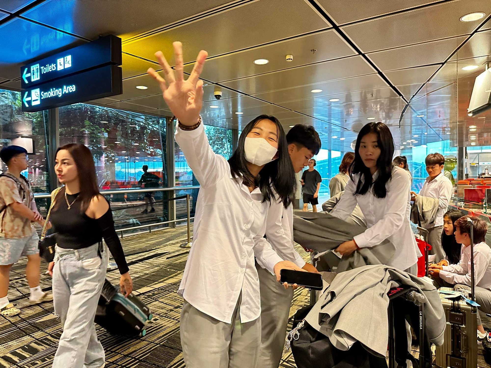 Đội tuyển nữ Việt Nam hạ cánh ở Singapore, chờ bay nối chuyến đến New Zealand - Ảnh 3.