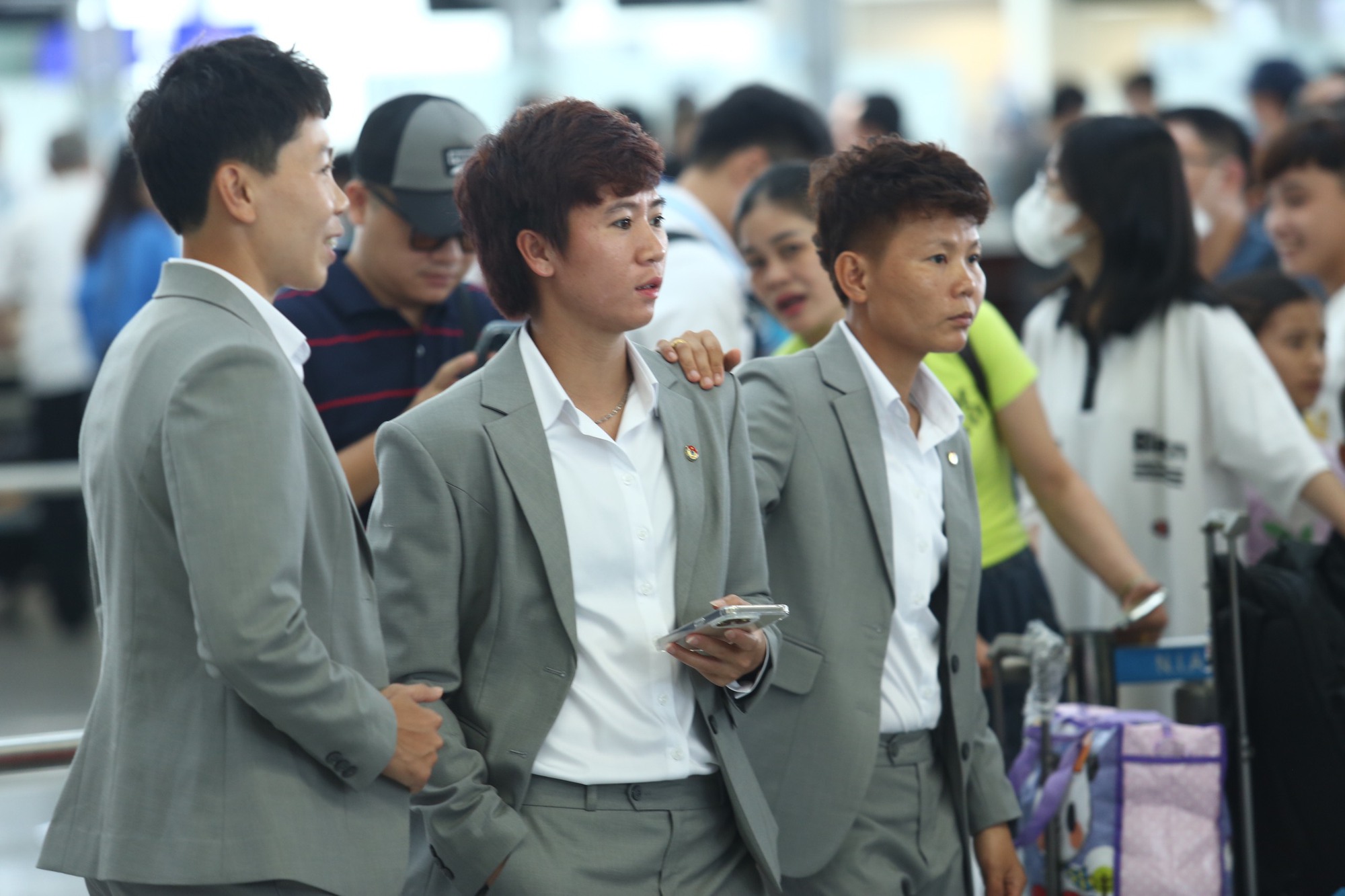 Đội tuyển nữ Việt Nam mang núi hành lý dự World Cup, Thanh Nhã xinh đẹp rạng ngời  - Ảnh 8.