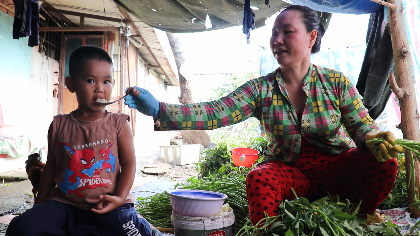 Xóm nghèo nhặt rau muống thuê: vừa chăm con vừa nhặt rau, ngủ gục như cơm bữa  - Ảnh 2.