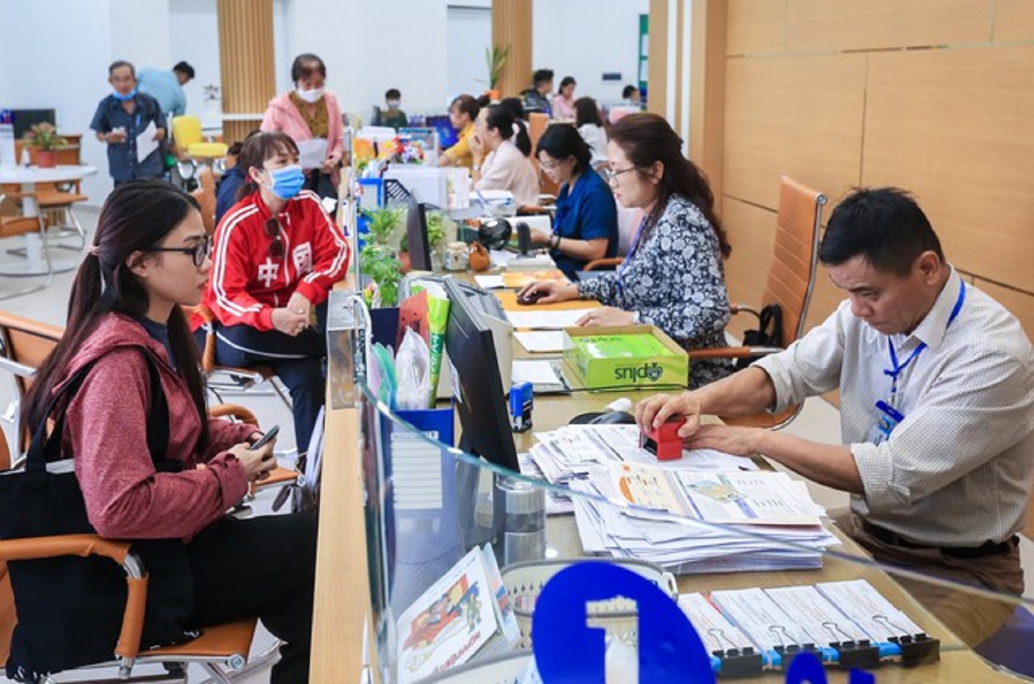 Bộ Tư pháp đề xuất bãi bỏ nhiều loại giao dịch bắt buộc công chứng- Ảnh 2.