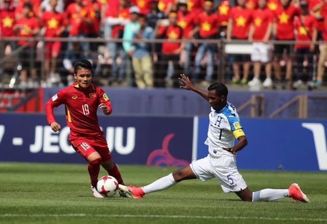 Quang Hải đi bóng trước nỗ lực truy cãn của cầu thủ Honduras ở U.20 World Cup 2017