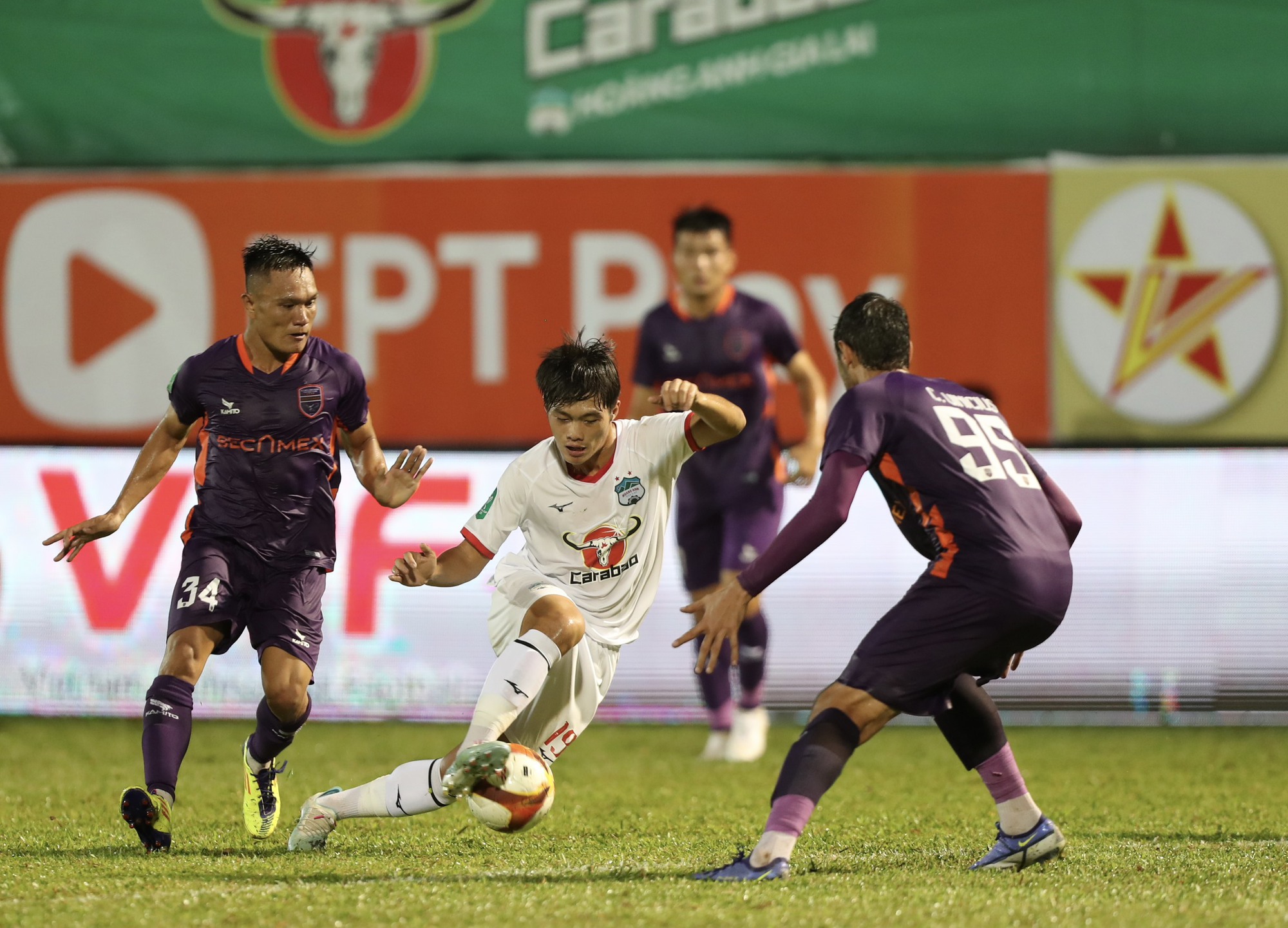 Tuyển thủ U.23 Việt Nam Nguyễn Quốc Việt đi bóng xuyên thủng hàng thủ CLB Bình Dương ghi bàn cho HAGL