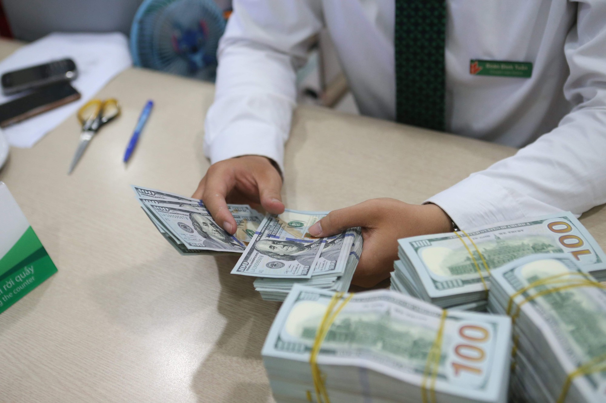 Giá USD hôm nay 19.8.2023: Ngân hàng tiếp tục giảm giá - Ảnh 1. Giá USD hôm nay 19.8.2023: Ngân hàng tiếp tục giảm giá - Ảnh 1.