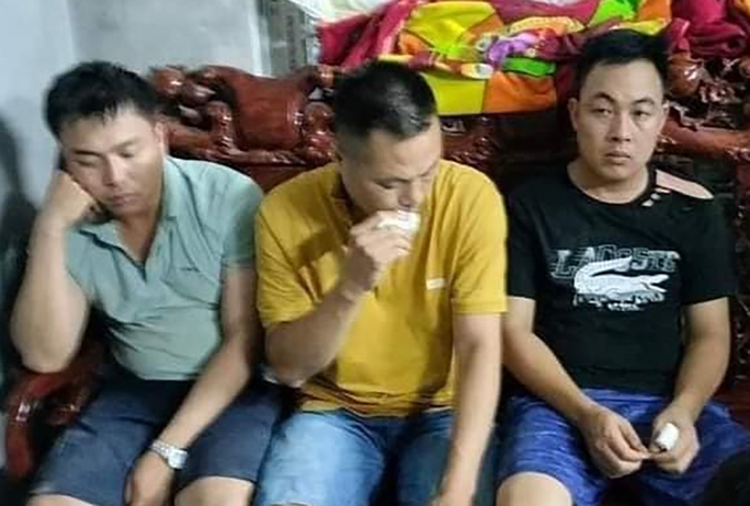 Khởi tố, bắt tạm giam 3 cựu công an bắn chết dê của dân - Ảnh 1.