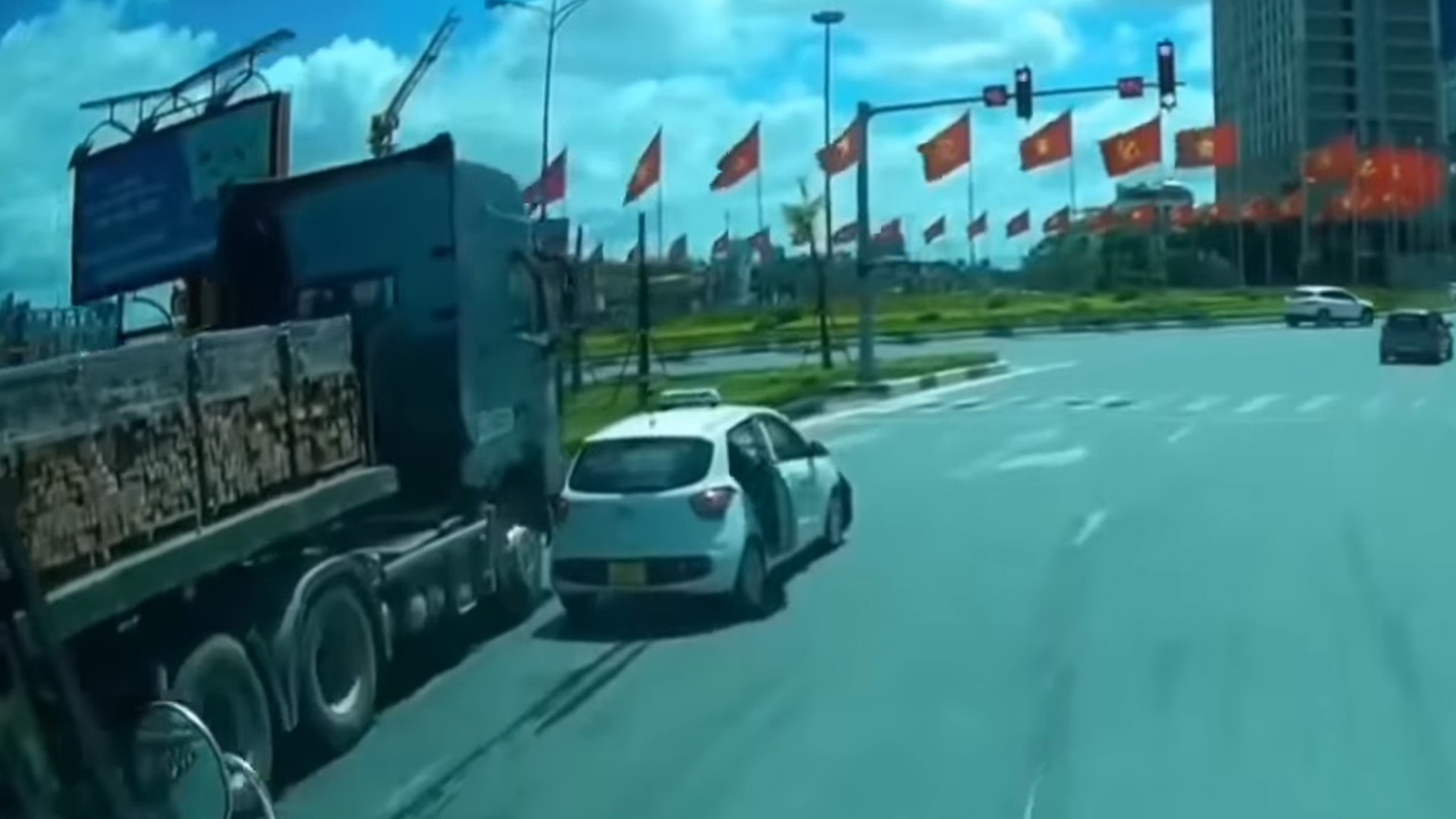 Taxi chuyển làn ẩu, tạt đầu xe container gây tai nạn - Ảnh 2. Taxi chuyển làn ẩu, tạt đầu xe container gây tai nạn - Ảnh 2.