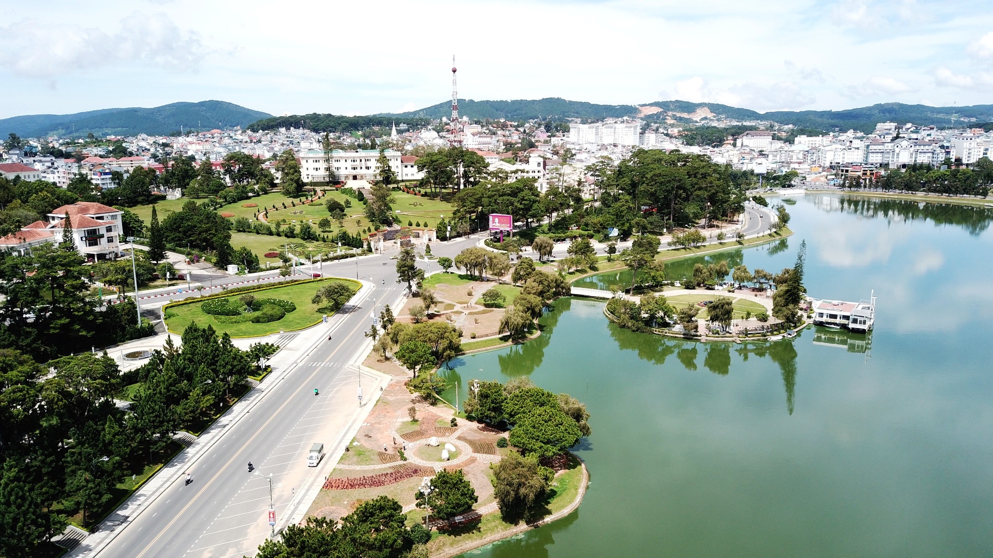 Da Lat: El restaurante Thuy Ta se propone subastar para alquilarlo por más de 3 mil millones de VND al año - Foto 1. Đà Lạt: Nhà hàng Thủy Tạ được đề xuất đấu giá cho thuê hơn 3 tỉ đồng/năm - Ảnh 1.