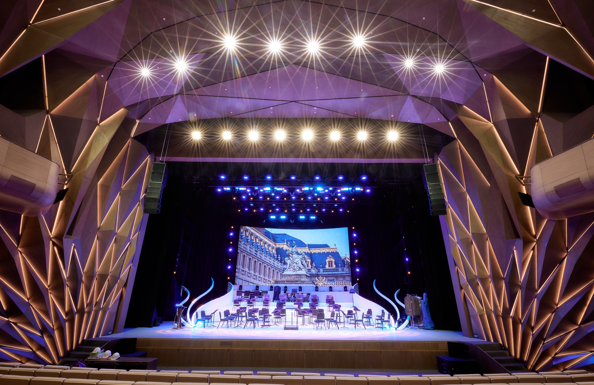 Cận cảnh kiến trúc ấn tượng của Nhà hát Hồ Gươm - Ảnh 2.