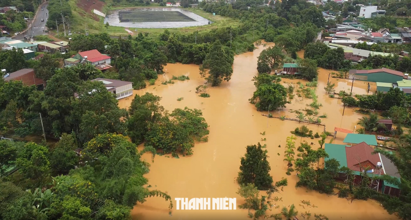 Đắk Nông: Hàng loạt nơi bị sạt lở, hàng trăm héc ta cây trồng bị ngập lụt - Ảnh 1.