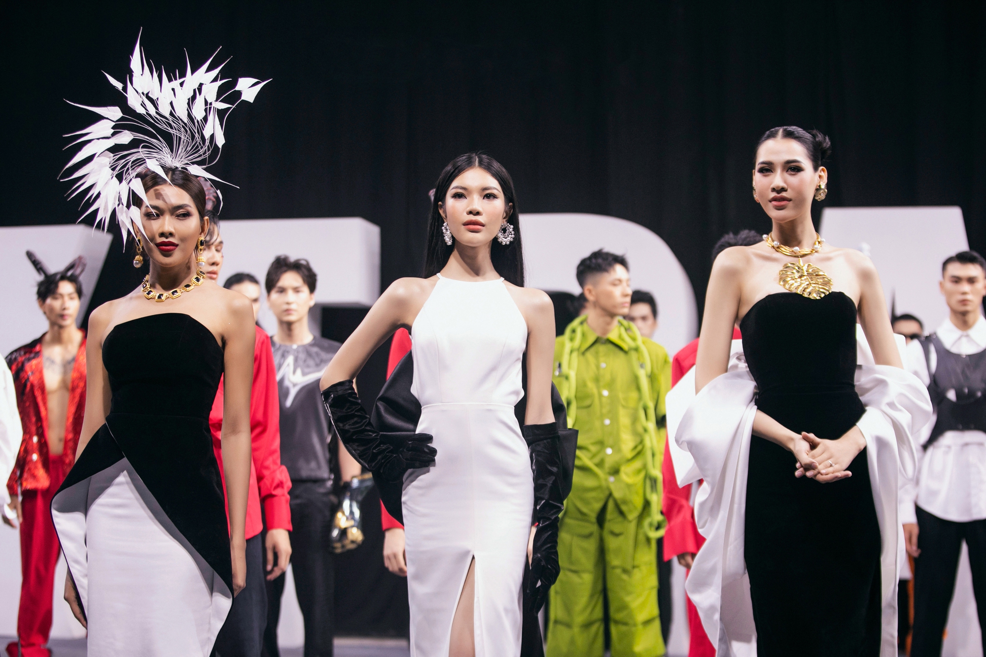 Hương Giang diện váy 500.000 viên Swarovski diễn catwalk cùng dàn 'gà cưng' - Ảnh 4.