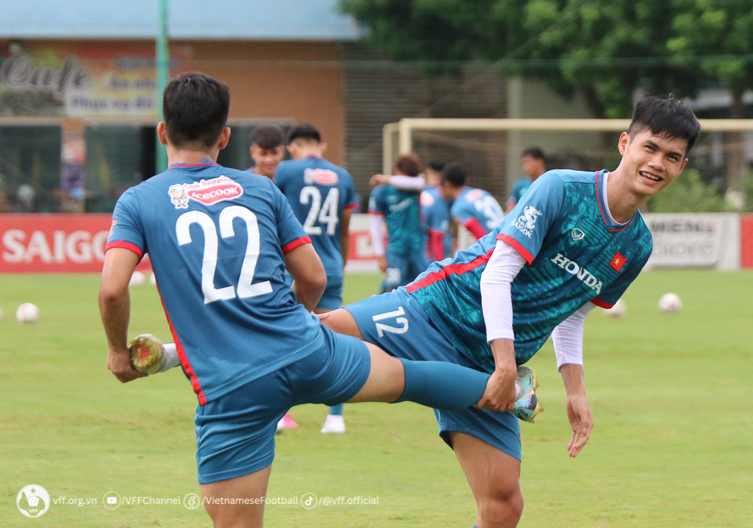 Trung vệ trẻ Nguyễn Văn Triệu (19 tuổi) có chiều cao ấn tượng lên đến 1,88m