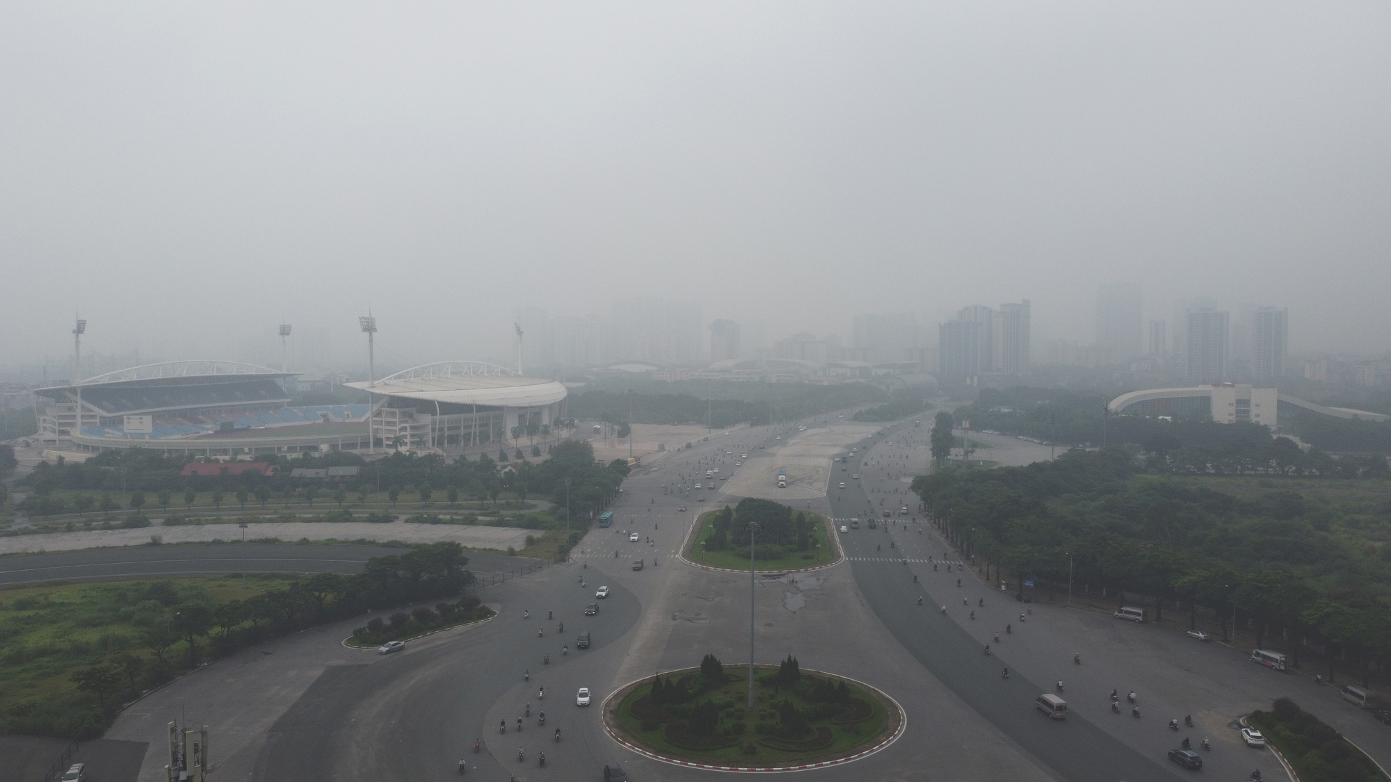 Hà Nội chìm trong ô nhiễm, nhiều tòa nhà cao tầng 'biến mất' trước làn sương mù - Ảnh 4.